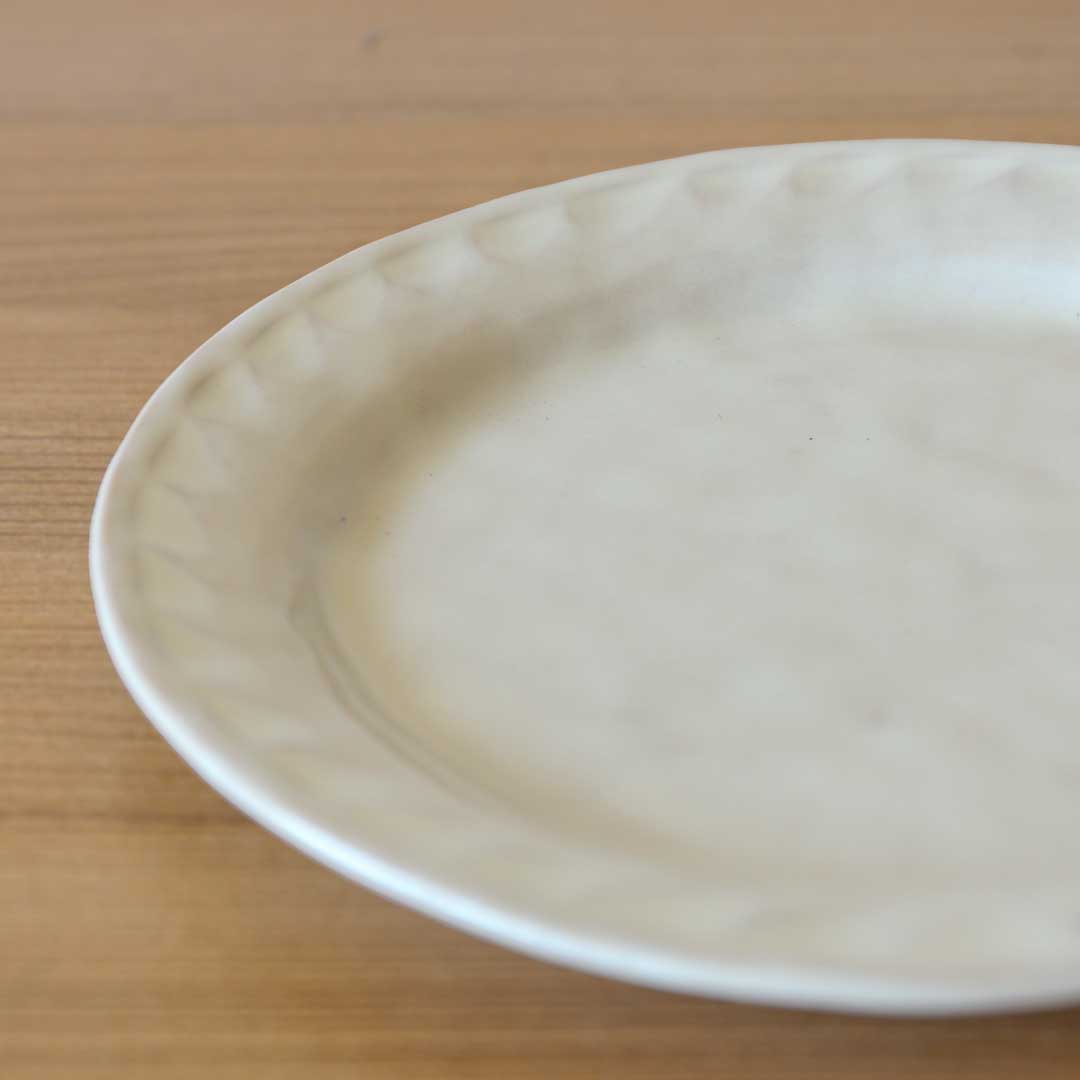 8寸皿 削り 白 陶の杜 – 人形の徳永