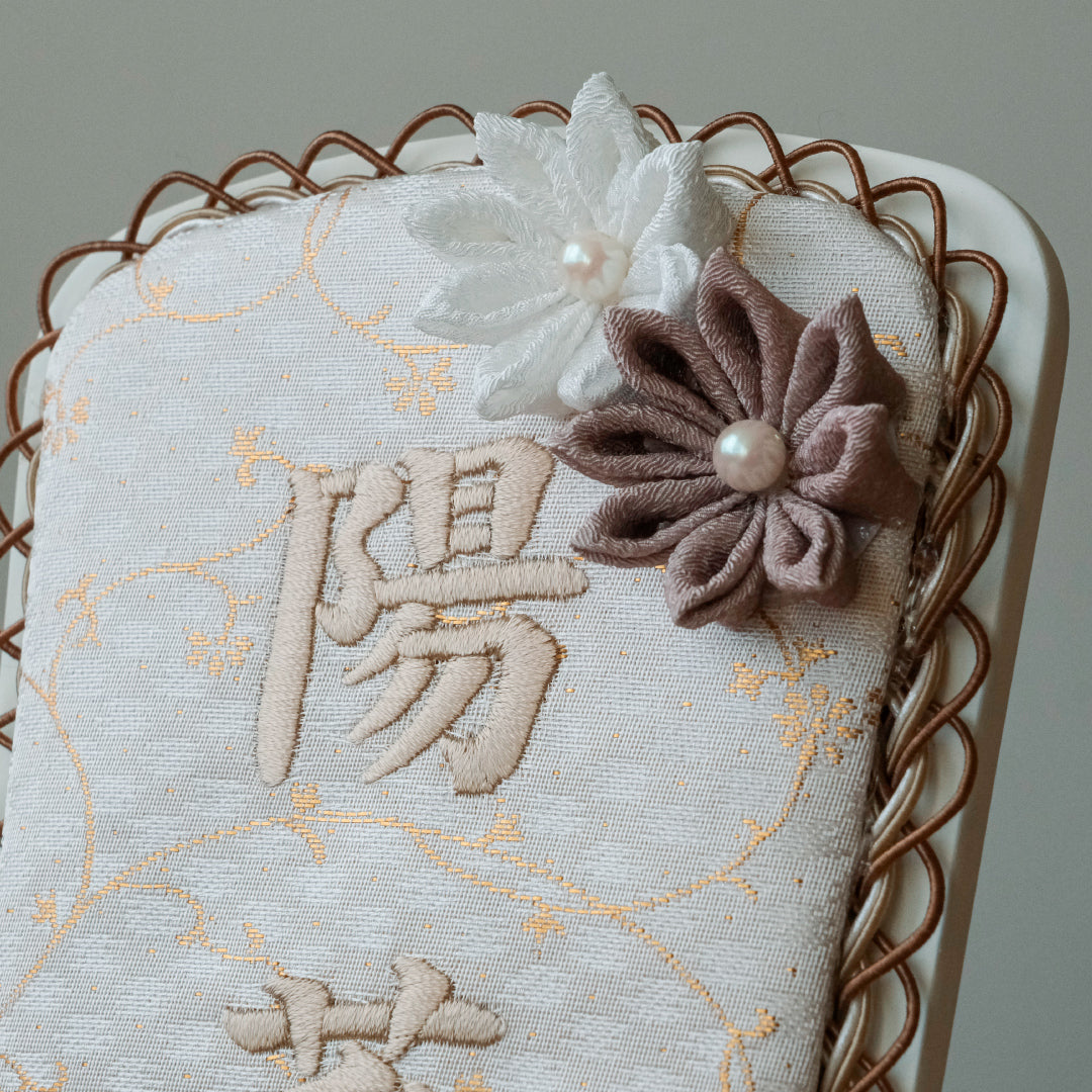 正絹刺繍名入れ羽子板飾り マロン 名前旗/名前飾り/名前札 – 人形の徳永