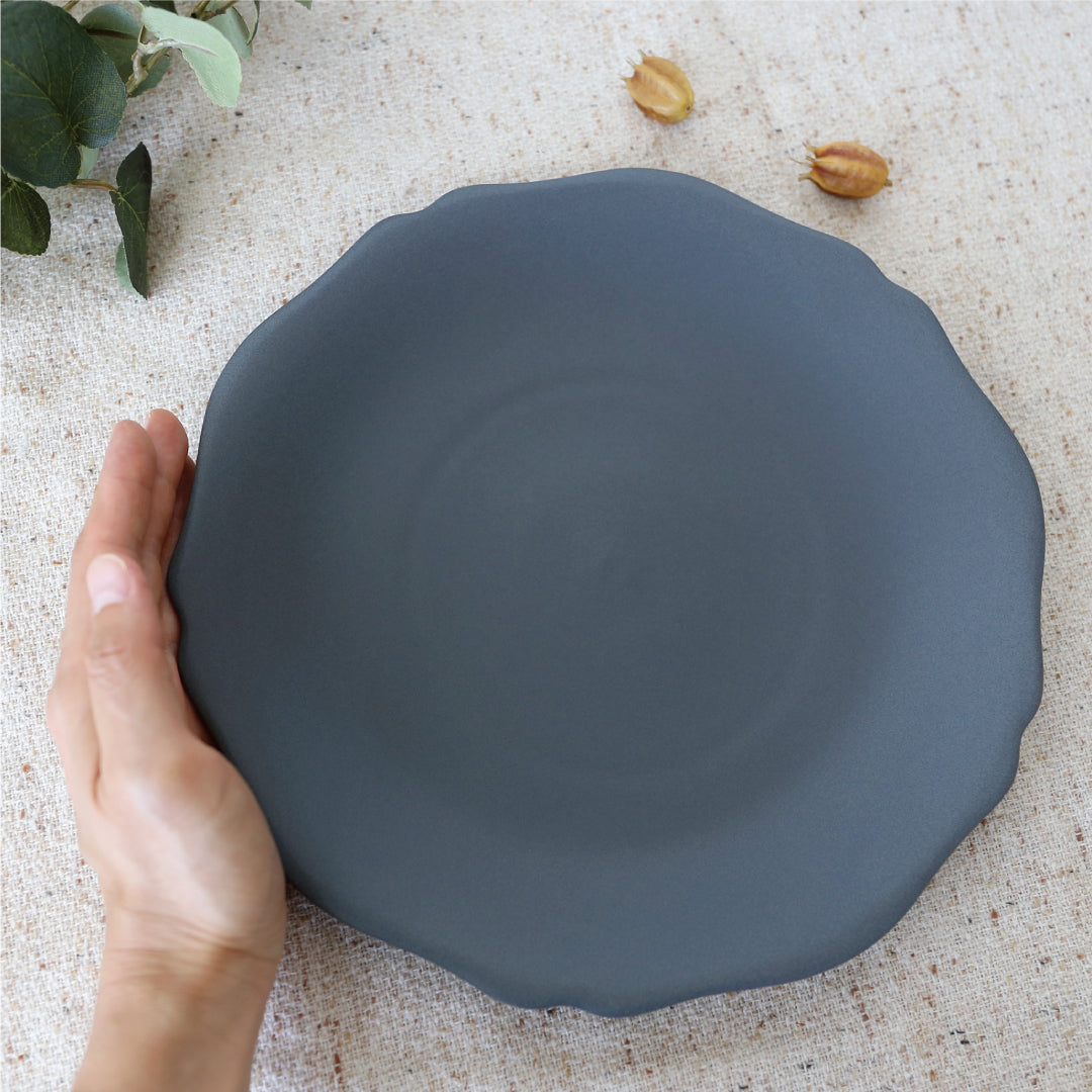 小田陶器 meimei-ware 25.5盛皿 輪花（黒錆マット）｜徳永こいのぼり