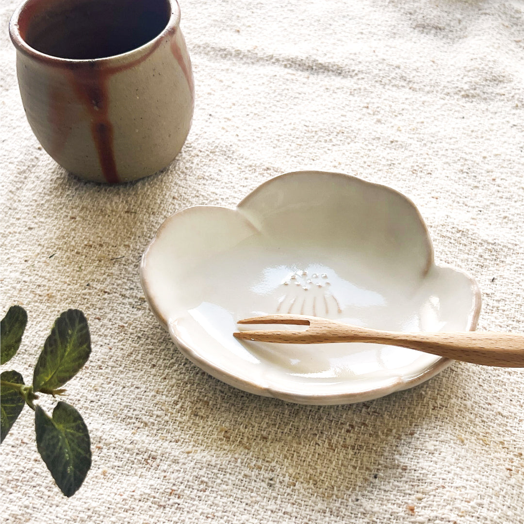 陶の杜 】椿花銘々皿 2枚セット 萩焼 – 人形の徳永