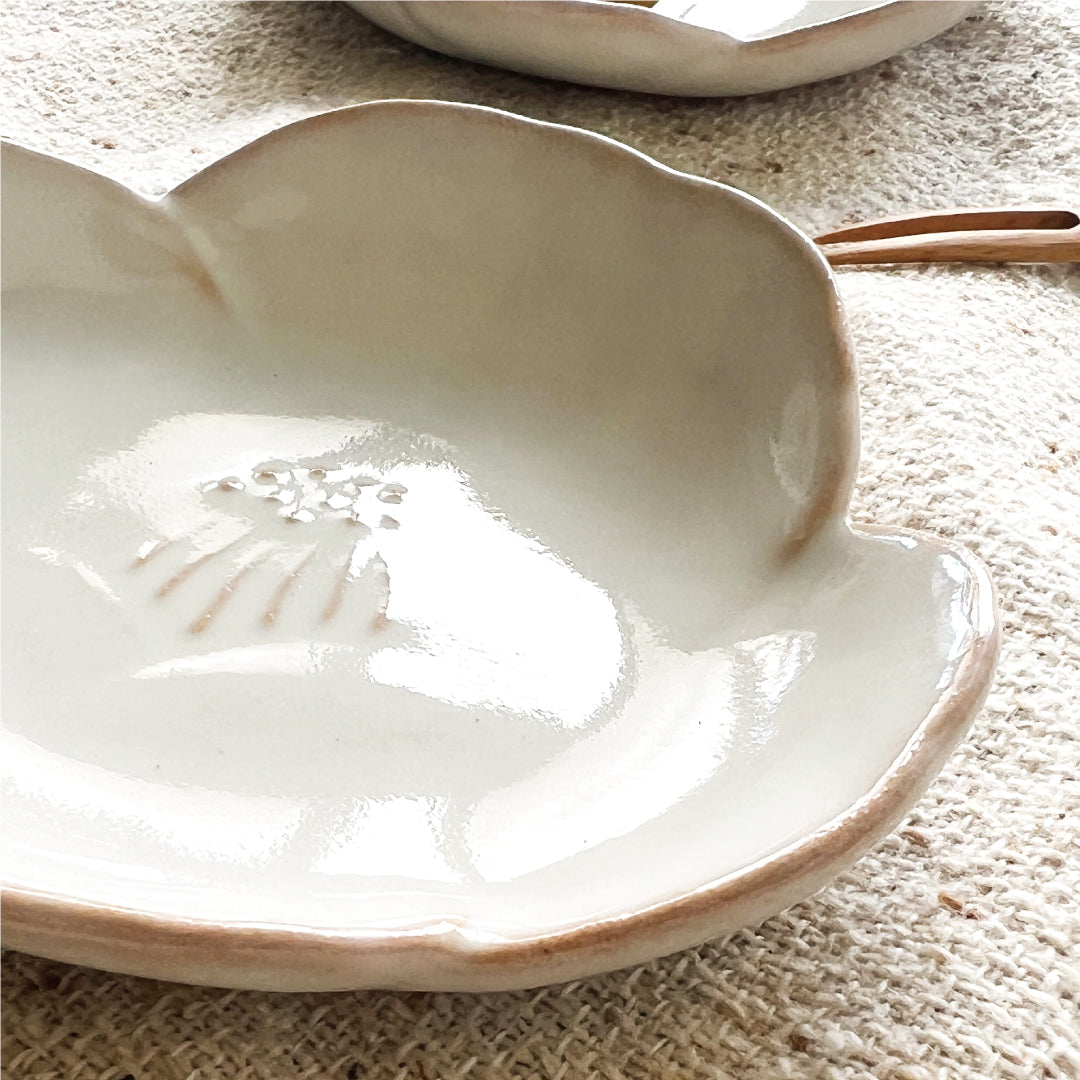 陶の杜 】椿花銘々皿 2枚セット 萩焼 – 人形の徳永